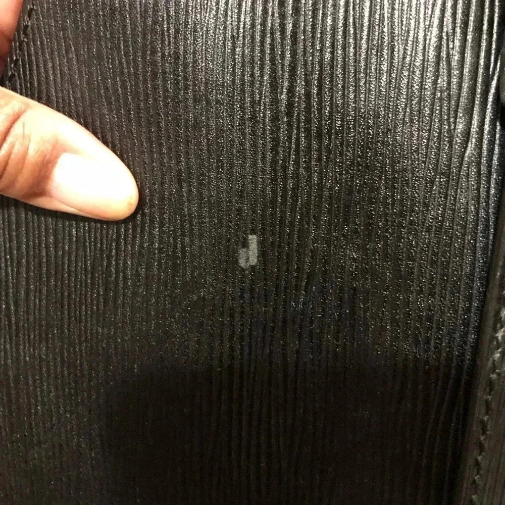 Louis Vuitton Epi Envelope Bag with working key - Picture 10 of 14